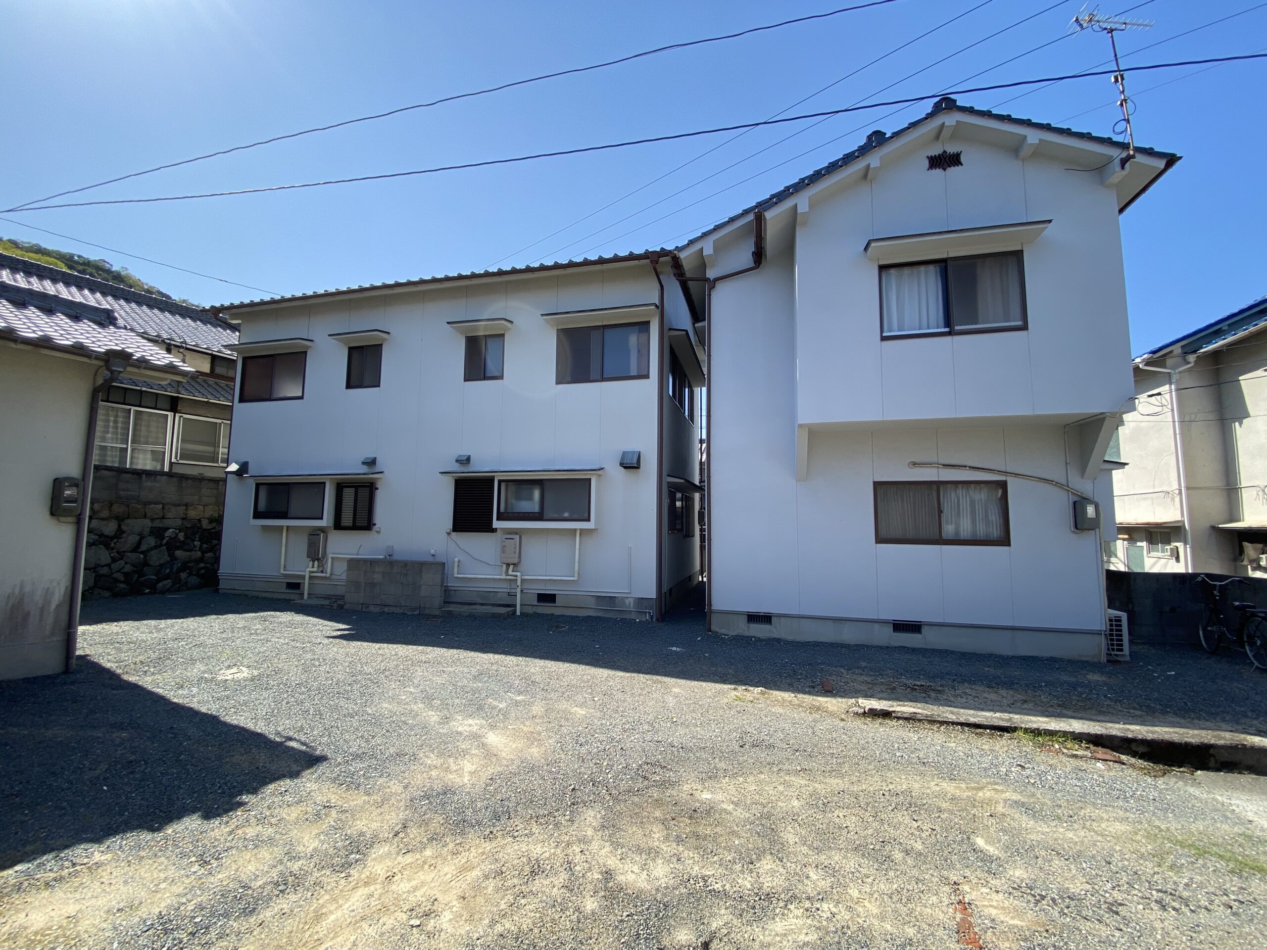 花岡アパート 駐車場側から(外観)